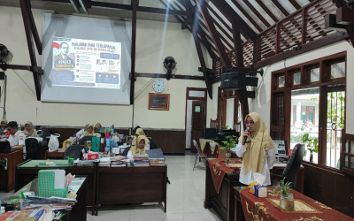Inspiratif! Morning Greeting SMAN 2 Purwokerto Teladani Perjuangan Arnold Mononutu Bersama Ibu N Marisqa Apriliani, S.Pd.