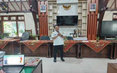Daya Juang Menjadi Kunci Prestasi: Berbagi Pengalaman dalam Pendampingan Siswa Berprestasi di Morning Greeting SMA Negeri 2 Purwokerto