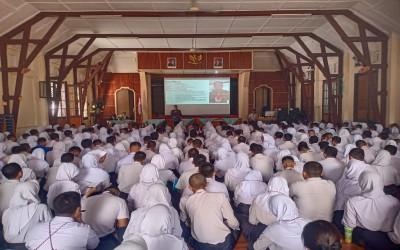 Materi Stop Kekerasan dan Bullying Dibawakan Santai oleh Kepala DPPKBP3A Banyumas di SMAN 2 Purwokerto