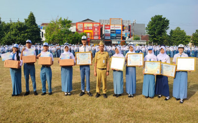 Puncak Apresiasi Upacara Senin: Dari Jawara Lomba Video Edukasi PIK-R ke-12 hingga Pengumuman Peringkat 7K SMAN 2 Purwokerto