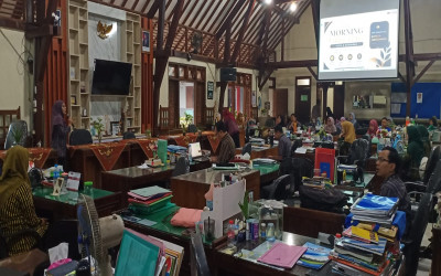 Morning Greeting SMAN 2 Purwokerto: Awali Hari dengan Semangat melalui Peregangan Sederhana