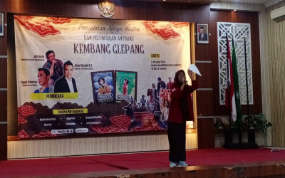 SISWI SMAN 2 PURWOKERTO TAMPIL MEMBACAKAN GEGURITAN DALAM LAUNCHING BUKU KEMBANG GLEPANG DI AUDITORIUM UIN PROF.K.H. SAIFUDDIN ZUHRI PURWOKERTO